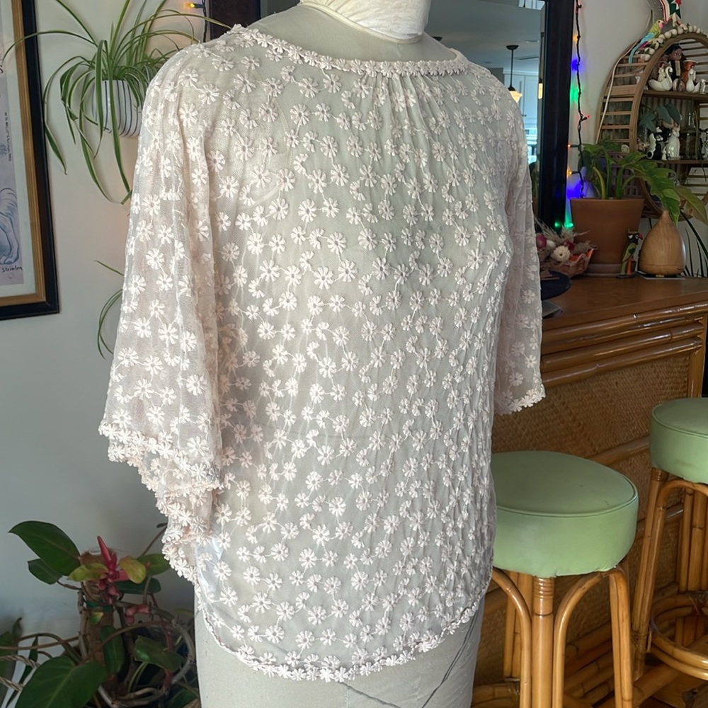 Japanese brand "Earth music & ecology" pale pink lace floral top 🌸